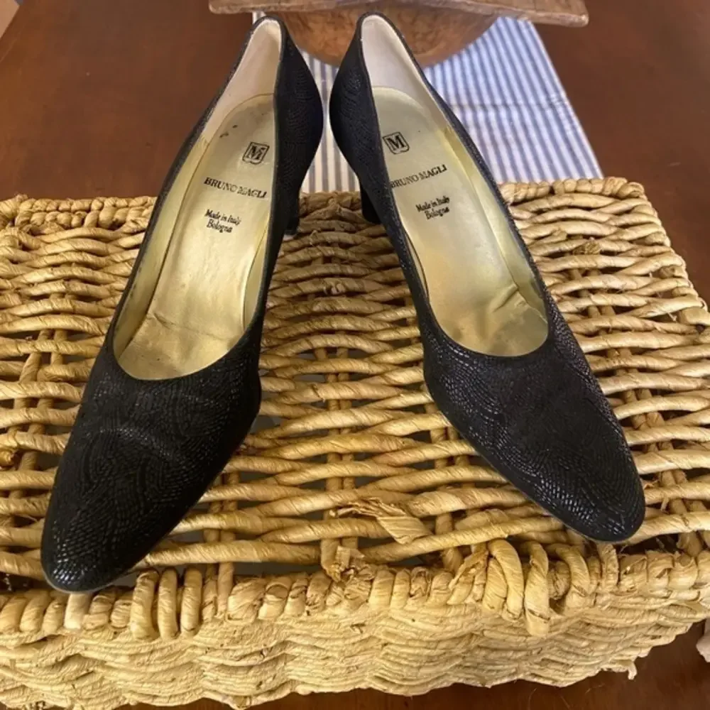 Bruno Magli vintage made in Italy size 8.5 black‎ slight shimmer heels